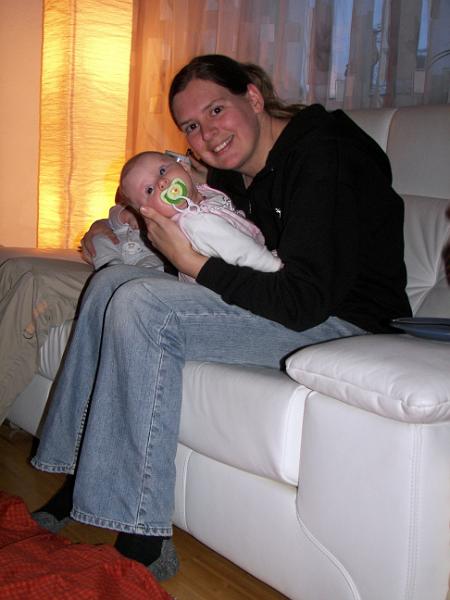 101_5742 Krabbelguppe bei uns.JPG - Mama und Tabea beim Kuscheln